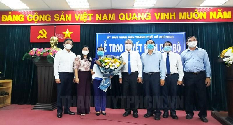 Bà Nguyễn Thị Thu Hà (thứ 3 từ trái qua) nhận hoa chúc mừng từ lãnh đạo quận Gò Vấp và UBND TPHCM Bà Nguyễn Thị Thu Hà (thứ 3 từ trái qua) nhận hoa chúc mừng từ lãnh đạo quận Gò Vấp và UBND TPHCM