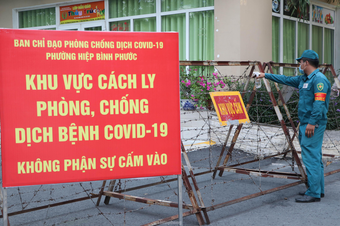 Cơ quan chức năng tiến hành phong tỏa chung cư nơi ca mắc COVID-19 cư trú vào trưa 18/5
