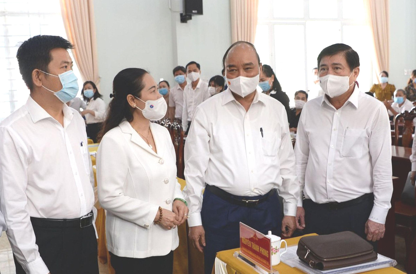 Chủ tịch nước Nguyễn Xuân Phúc (thứ 2 từ phải sang) tại hội nghị tiếp xúc cử tri sáng 9/5