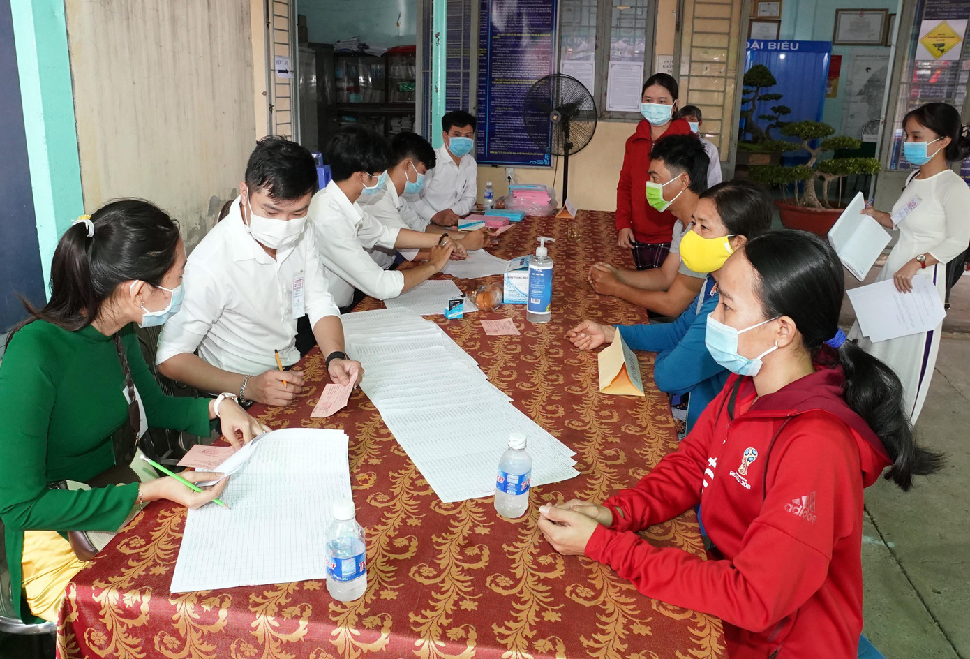 Cử tri TPHCM đang thực hiện quyền và nghĩa vụ công dân tại điểm bỏ phiếu Cử tri TPHCM đang thực hiện quyền và nghĩa vụ công dân tại điểm bỏ phiếu