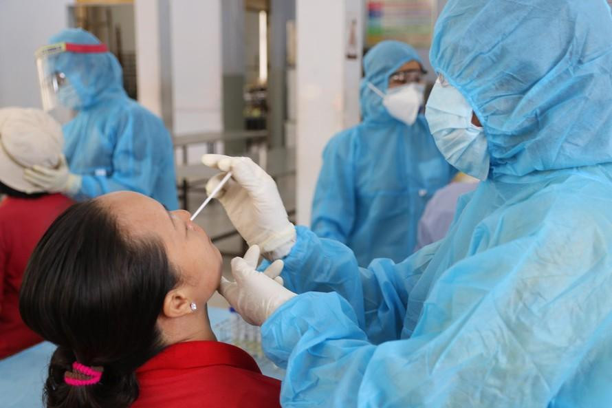 Cán bộ nhân viên y tế lấy mẫu xét nghiệm tầm soát COVID-19