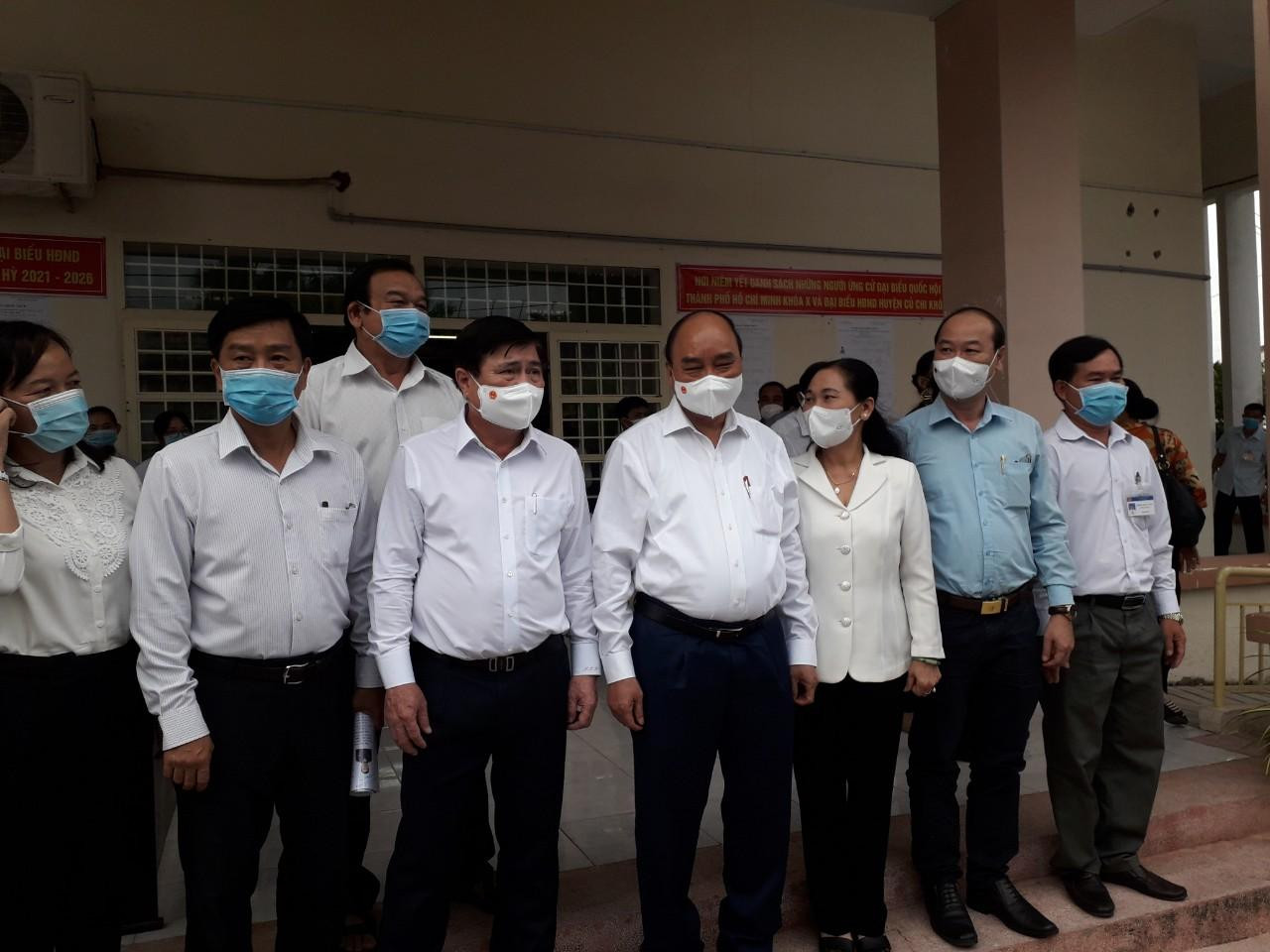 Chủ tịch nước Nguyễn Xuân Phúc và các ứng cử viên trao đổi với cử tri sau khi kết thúc hội nghị