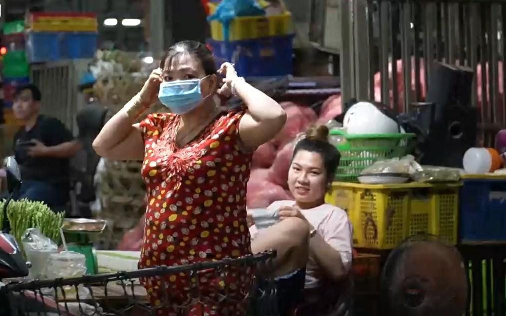 Một số tiểu thương chưa chấp hành nghiêm quy định đeo khẩu trang phòng chống dịch được Phó Chủ tịch UBND TPHCM Dương Anh Đức trực tiếp nhắc nhở