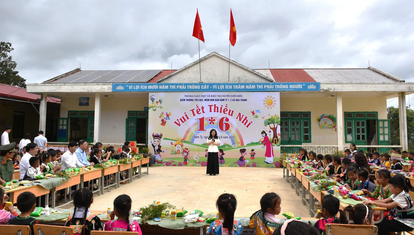 Ngày 1/6, Phu nhân Ngô Phương Ly cùng ông Phạm Gia Túc - Phó Chánh Văn phòng Trung ương Đảng, đại diện một số đơn vị, nhà hảo tâm đã tới thăm hỏi và trao gần 500 suất quà cho học sinh các điểm trường mầm non, tiểu học Huổi Un (xã Mường Pồn) và các điểm trường Nậm Ty 1, Nậm Ty 2 (xã Hua Thanh), huyện Điện Biên. Ảnh Văn Quyết