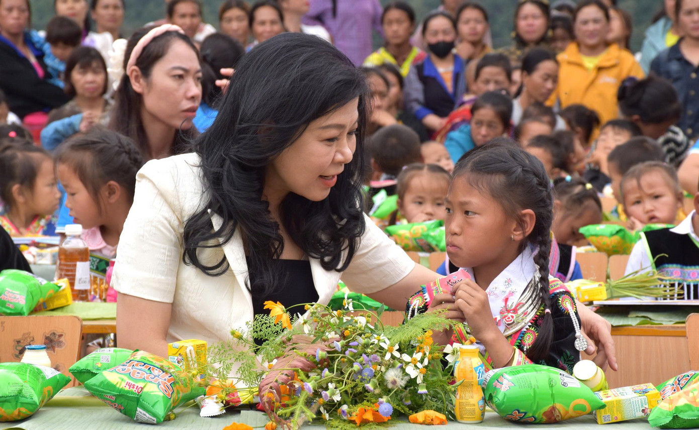 Phu nhân Ngô Phương Ly chụp ảnh cùng các em nhỏ tại huyện Điện Biên. Ảnh: Văn Quyết