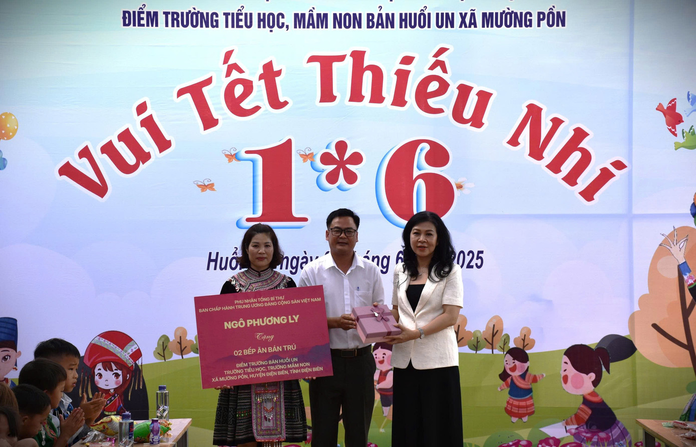 Không chỉ trao quà, Phu nhân Ngô Phương Ly còn dành sự quan tâm thiết thực tới điều kiện học tập và sinh hoạt của nhà trường. Mỗi điểm trường được hỗ trợ một công trình nước sinh hoạt – hạng mục quan trọng nhưng còn thiếu thốn ở nhiều cơ sở giáo dục vùng biên giới. Đồng thời, Phu nhân cũng hỗ trợ kinh phí xây dựng hai nhà ăn bán trú tại điểm trường mầm non và tiểu học Huổi Un, giúp học sinh có nơi ăn uống đảm bảo vệ sinh, tạo nền tảng cho việc tổ chức mô hình bán trú bền vững tại các điểm trường vùng sâu. Ảnh Văn Quyết
