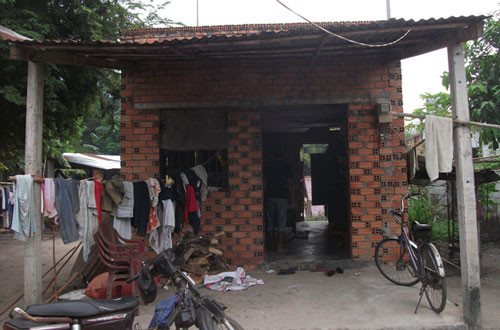 Xâm hại bé gái, gã trai loã thể trèo tường 4m tẩu thoát ảnh 2