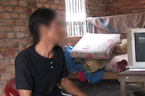 Xâm hại bé gái, gã trai loã thể trèo tường 4m tẩu thoát ảnh 1