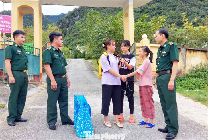 Cán bộ Đồn Biên phòng Lũng Cú, Phó Bảng (Bộ đội Biên phòng Hà Giang) đưa các con nuôi tới trường.