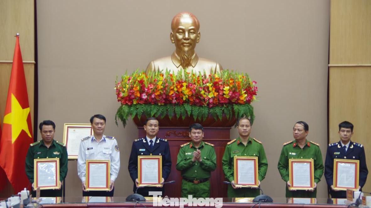 Cục trưởng Cục Cảnh sát điều tra tội phạm về ma túy, Bộ Công an trao khen thưởng của Bộ Công an tặng các đơn vị đã có thành tích trong đấu tranh triệt phá chuyên án ma túy.