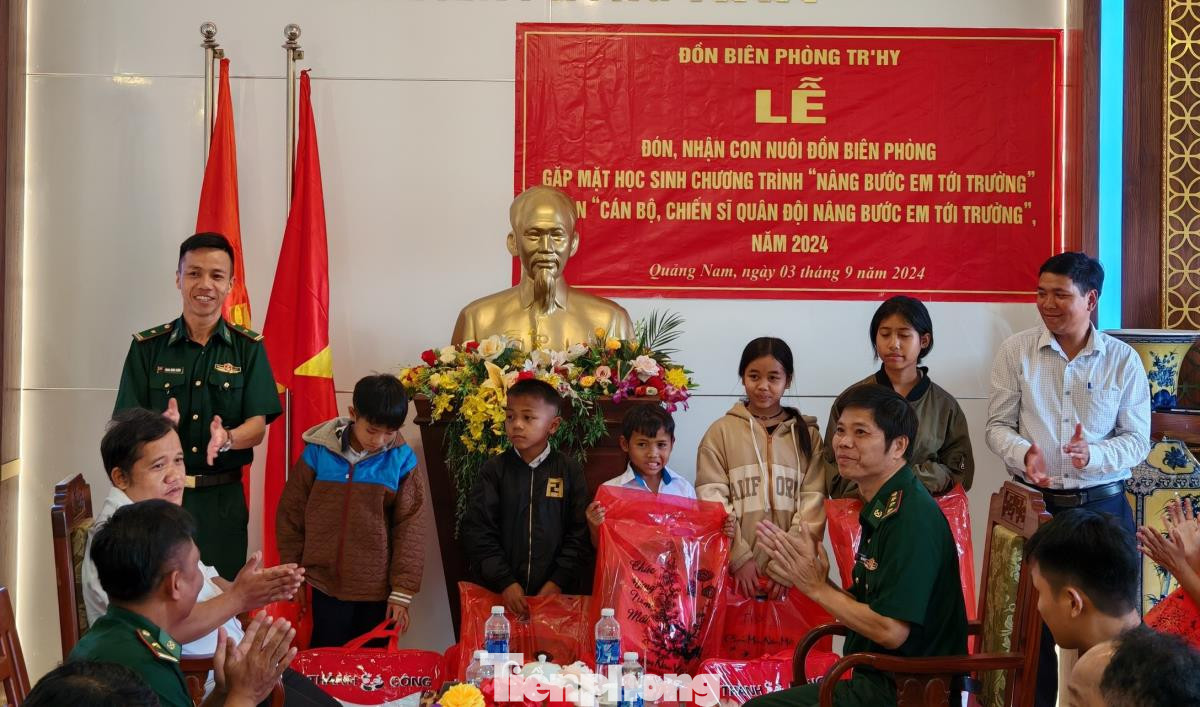 Chỉ huy Đồn Biên phòng Tr’Hy, Bộ đội Biên phòng Quảng Nam và lãnh đạo địa phương tặng quà các cháu học sinh trong Chương trình "Nâng bước em tới trường - Con nuôi đồn biên phòng".