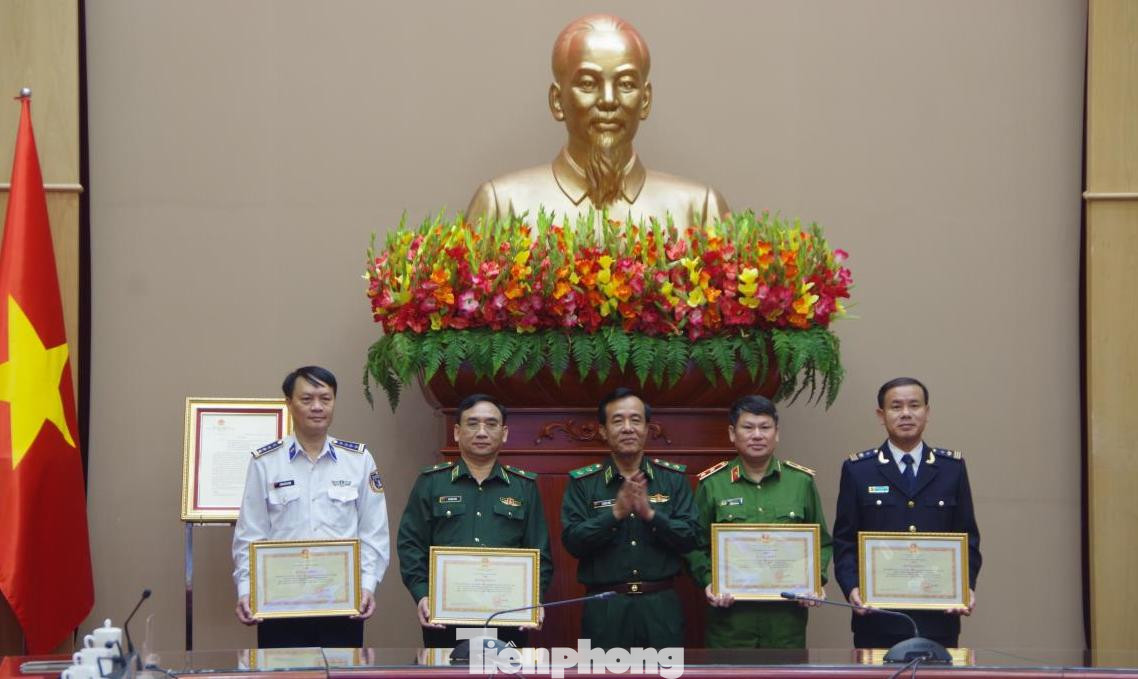 Bộ Tư lệnh BĐBP khen thưởng cho các tập thể đã có thành tích xuất sắc trong đấu tranh chống tội phạm ma túy.