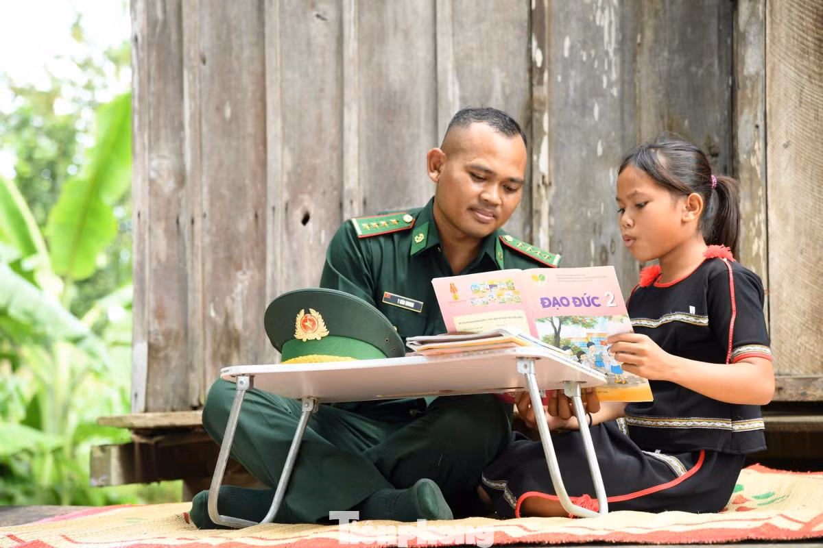 Cán bộ Đồn Biên phòng Sê Rê Pốk, Bộ đội Biên phòng Đắk Lắk hướng dẫn con nuôi của đồn Biên phòng học bài. Cán bộ Đồn Biên phòng Sê Rê Pốk, Bộ đội Biên phòng Đắk Lắk hướng dẫn con nuôi của đồn Biên phòng học bài.