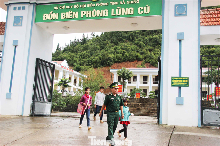 Cán bộ Đồn Biên phòng Lũng Cú, Phó Bảng (Bộ đội Biên phòng Hà Giang) đưa các con nuôi tới trường.