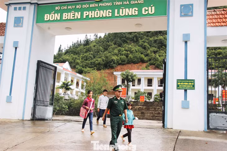 Cán bộ Đồn Biên phòng Lũng Cú, Phó Bảng (Bộ đội Biên phòng Hà Giang) đưa các con nuôi tới trường. Cán bộ Đồn Biên phòng Lũng Cú, Phó Bảng (Bộ đội Biên phòng Hà Giang) đưa các con nuôi tới trường.