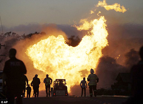 Đám cháy bốc cao có thể nhìn thấy từ khoảng cách xa hàng km và có tổng cộng 53 ngôi nhà bị phá hủy trong vụ nổ này - Ảnh: AP