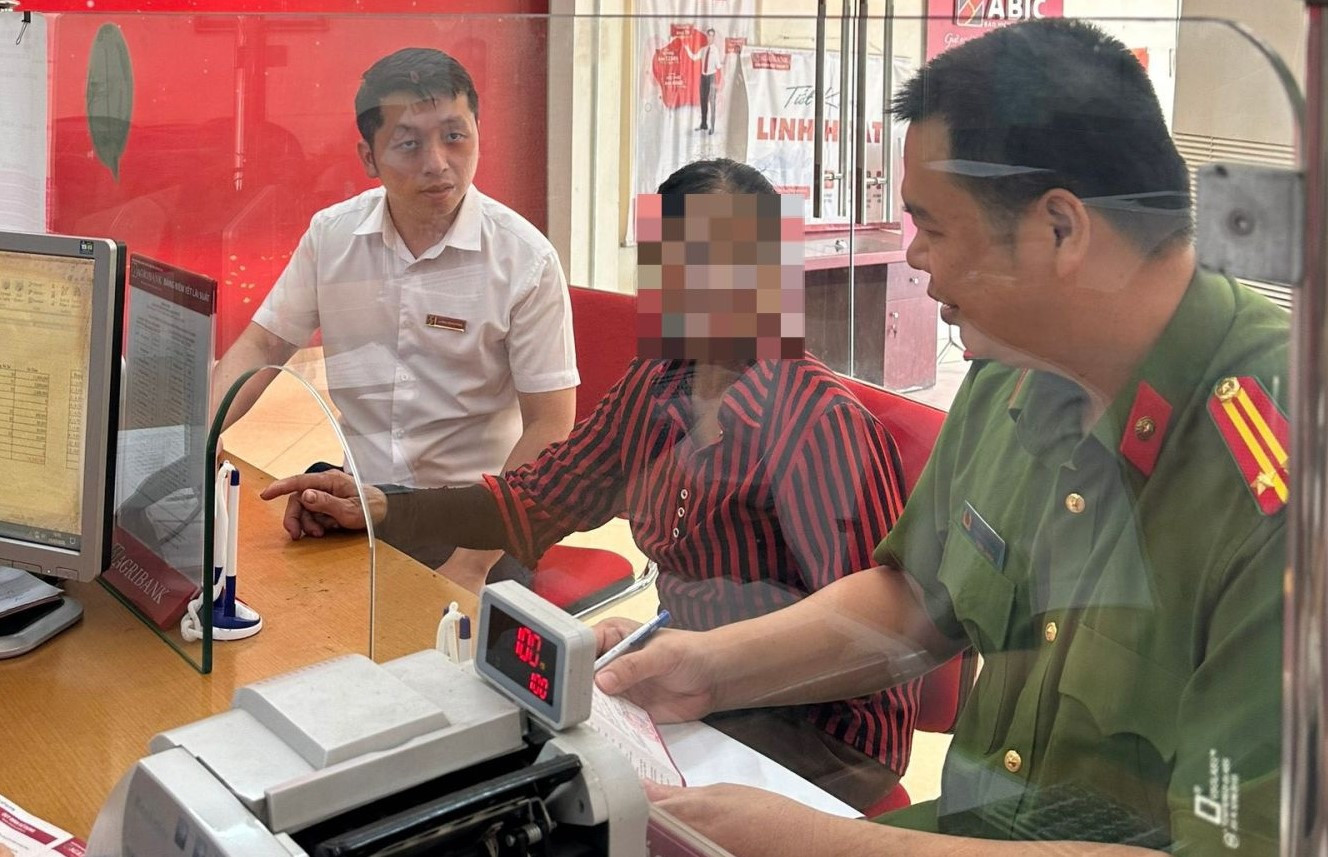 Phòng giao dịch Tân Dĩnh phối hợp với Công an xã tuyên truyền, giải thích cho bà H.T.H Phòng giao dịch Tân Dĩnh phối hợp với Công an xã tuyên truyền, giải thích cho bà H.T.H