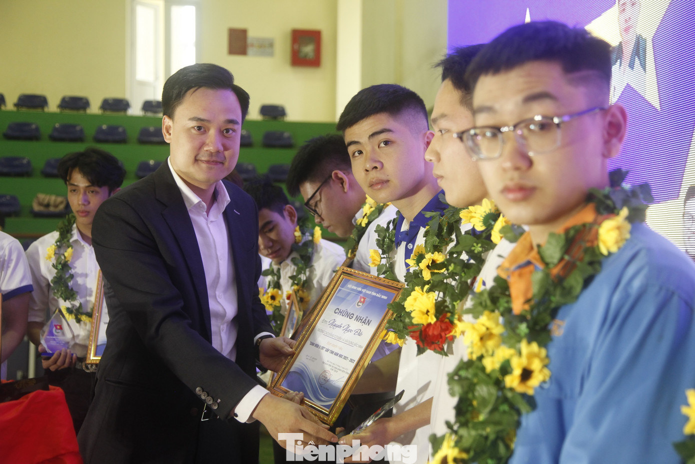 Anh Trần Văn Đăng, Phó Bí thư Tỉnh Đoàn Bắc Ninh trao danh hiệu &quot;Sinh viên 5 tốt&quot;