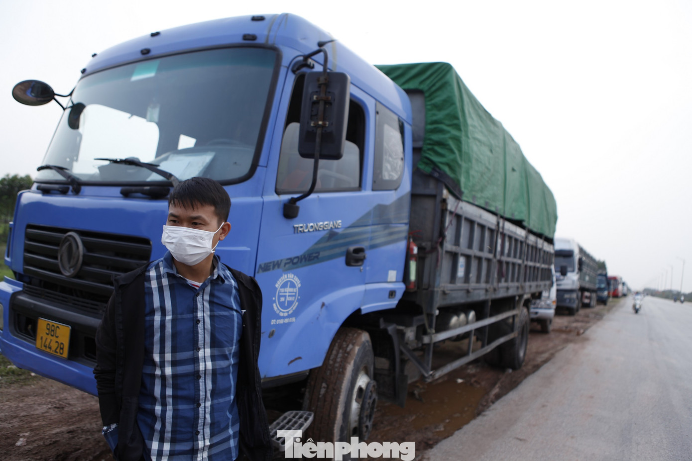 Xe ô tô xếp hàng dài chờ lấy phiếu ở Trung tâm đăng kiểm xe cơ giới 98 – 05D