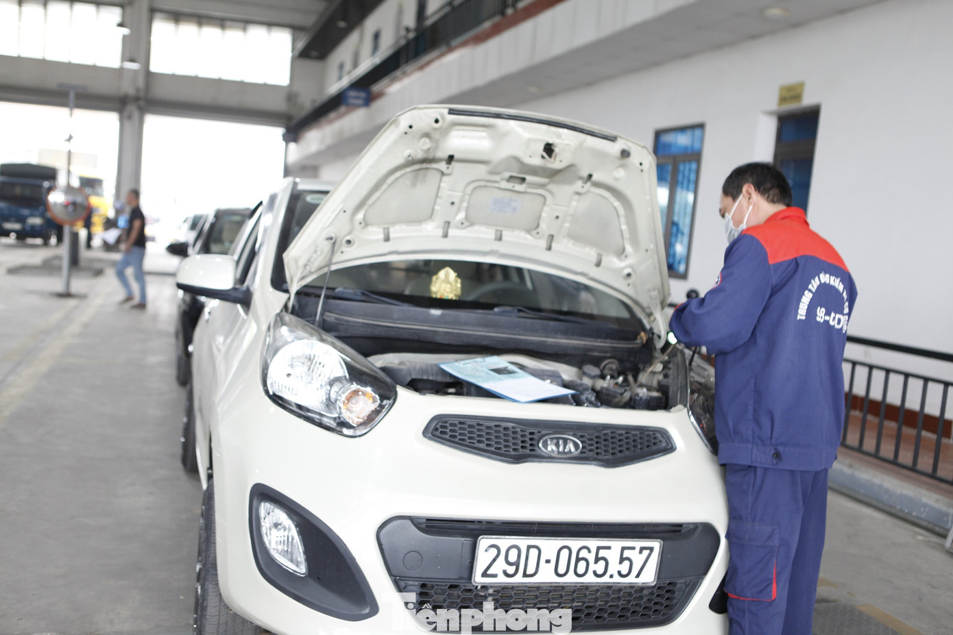 Nhiều lái xe Hà Nội và tỉnh ngoài về Bắc Giang kiểm định khiến các trung tâm đăng kiểm ở đây quá tải