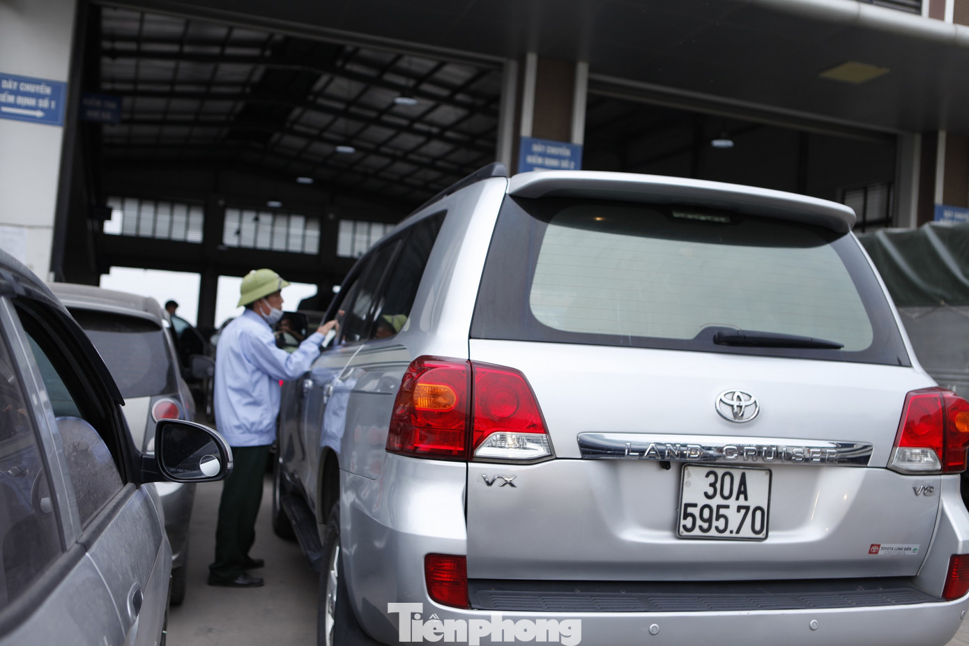 Nhiều lái xe ở Hà Nội đổ về các trung tâm đăng kiểm ở Bắc Giang