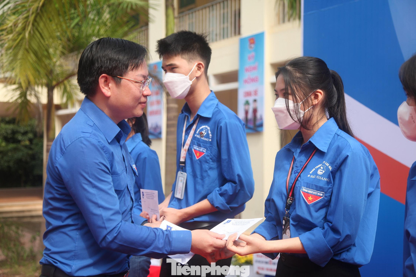 Anh Trần Hữu, Trưởng Ban Thanh niên Công nhân và Đô thị Trung ương Đoàn tặng quà cho học sinh có hoàn cảnh khó khăn ở Bắc Giang Anh Trần Hữu, Trưởng Ban Thanh niên Công nhân và Đô thị Trung ương Đoàn tặng quà cho học sinh có hoàn cảnh khó khăn ở Bắc Giang