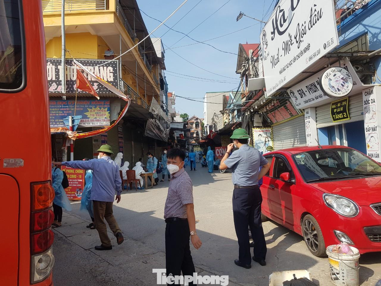 Cơ quan chức năng tỉnh Bắc Giang chuẩn bị phương tiện di chuyển công nhân ở trọ tại thôn Núi Hiểu Cơ quan chức năng tỉnh Bắc Giang chuẩn bị phương tiện di chuyển công nhân ở trọ tại thôn Núi Hiểu