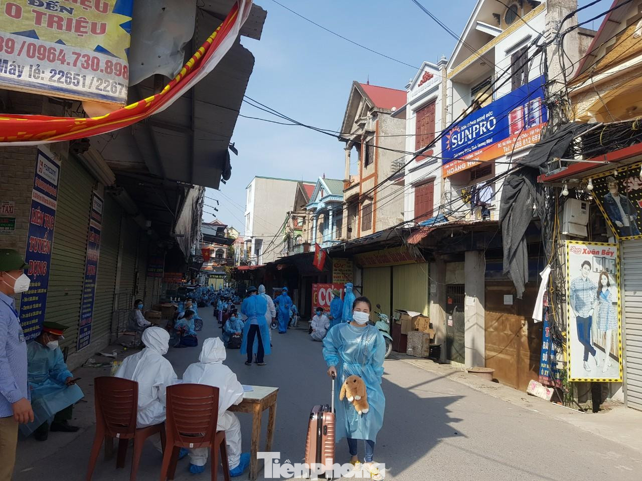 Công nhân ở thôn Núi Hiểu bắt đầu di chuyển ra khỏi thôn. Công nhân ở thôn Núi Hiểu bắt đầu di chuyển ra khỏi thôn.