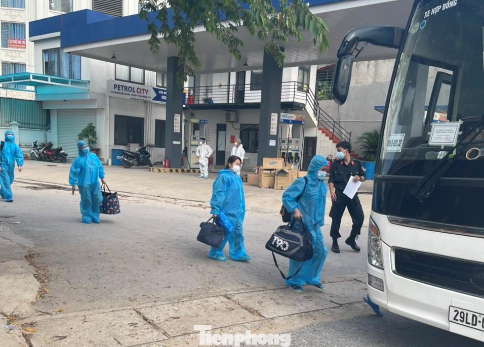 Công nhân lên xe ô tô đi đến các khu cách ly Công nhân lên xe ô tô đi đến các khu cách ly