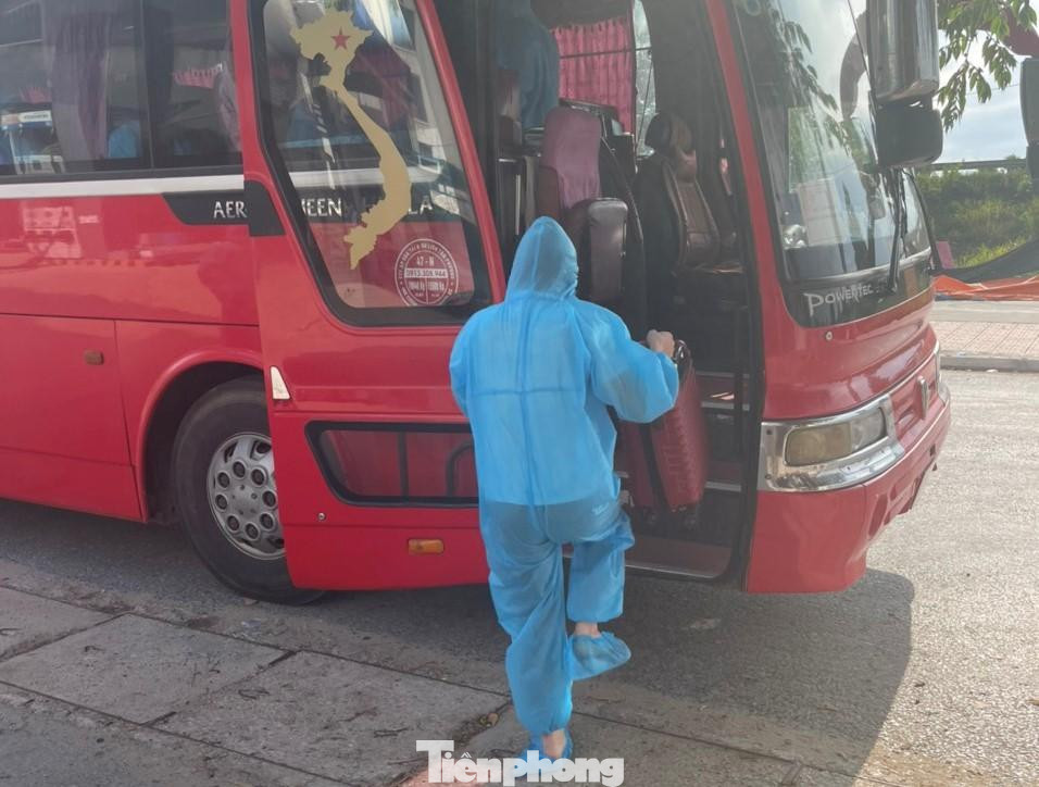 Việc di chuyển công nhân ở trọ khỏi thôn Núi Hiểu để giảm mật độ, tránh lây nhiễm chéo Việc di chuyển công nhân ở trọ khỏi thôn Núi Hiểu để giảm mật độ, tránh lây nhiễm chéo