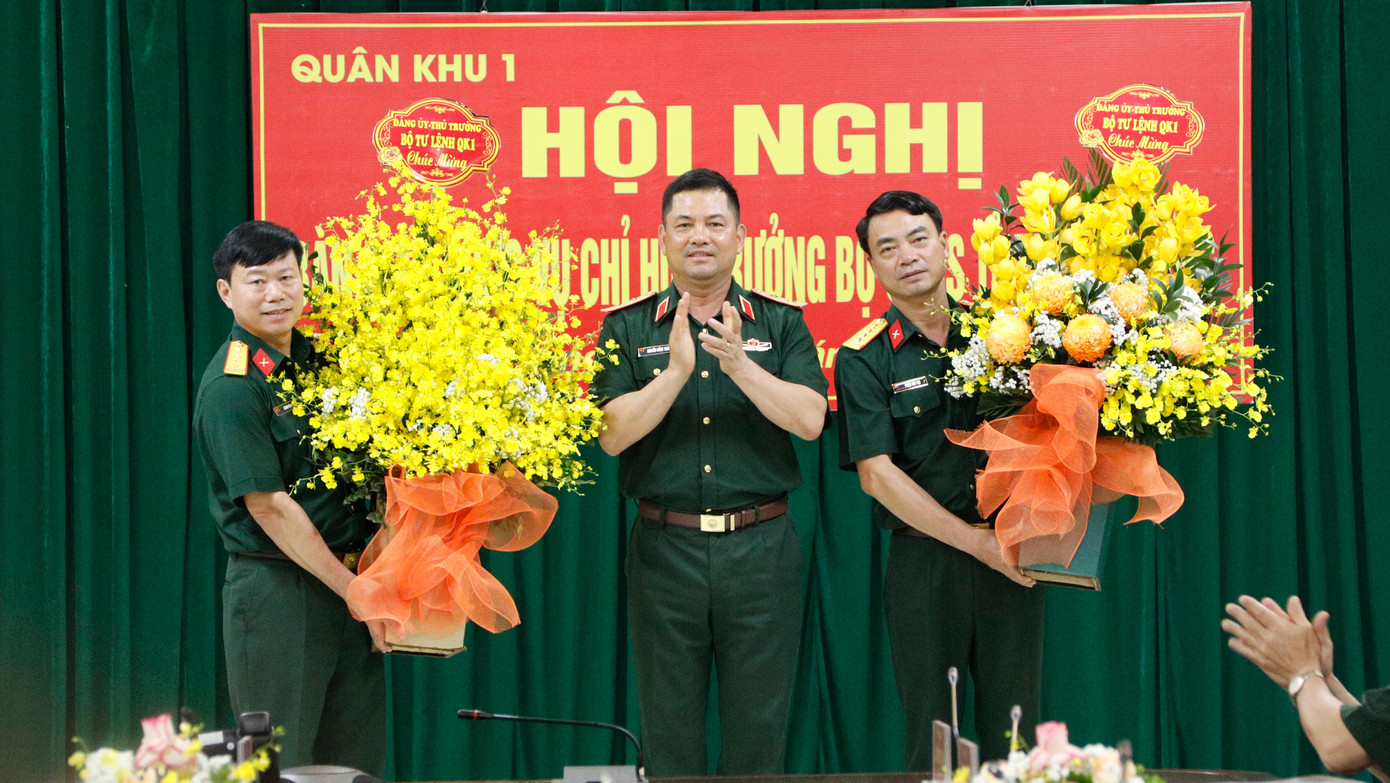 Trung tướng Nguyễn Hồng Thái tặng hoa chúc mừng Đại tá Phạm Văn Tạo được bổ nhiệm làm Chỉ huy trưởng Bộ CHQS tỉnh Bắc Giang (bên phải) và Đại tá Lê Văn Thắng (bên phải) nghỉ hưu theo chế độ. Trung tướng Nguyễn Hồng Thái tặng hoa chúc mừng Đại tá Phạm Văn Tạo được bổ nhiệm làm Chỉ huy trưởng Bộ CHQS tỉnh Bắc Giang (bên phải) và Đại tá Lê Văn Thắng (bên phải) nghỉ hưu theo chế độ.