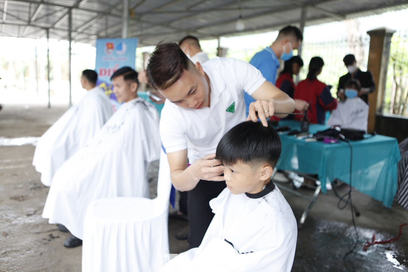 Cắt tóc miễn phí tại hoạt động tình nguyện Hè.