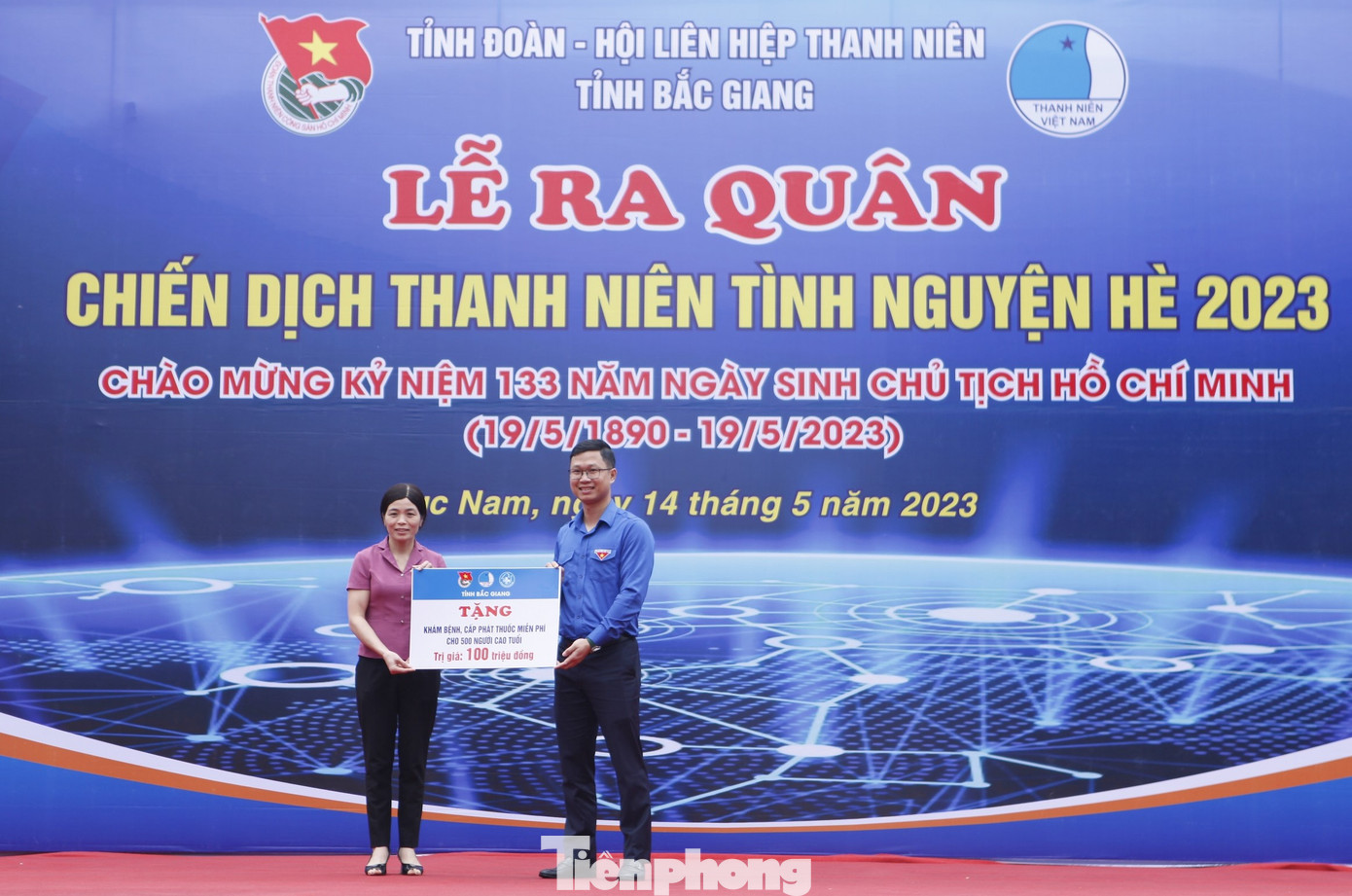 Trao tặng kinh phí hỗ trợ gia đình và học sinh có hoàn cảnh khó khăn.