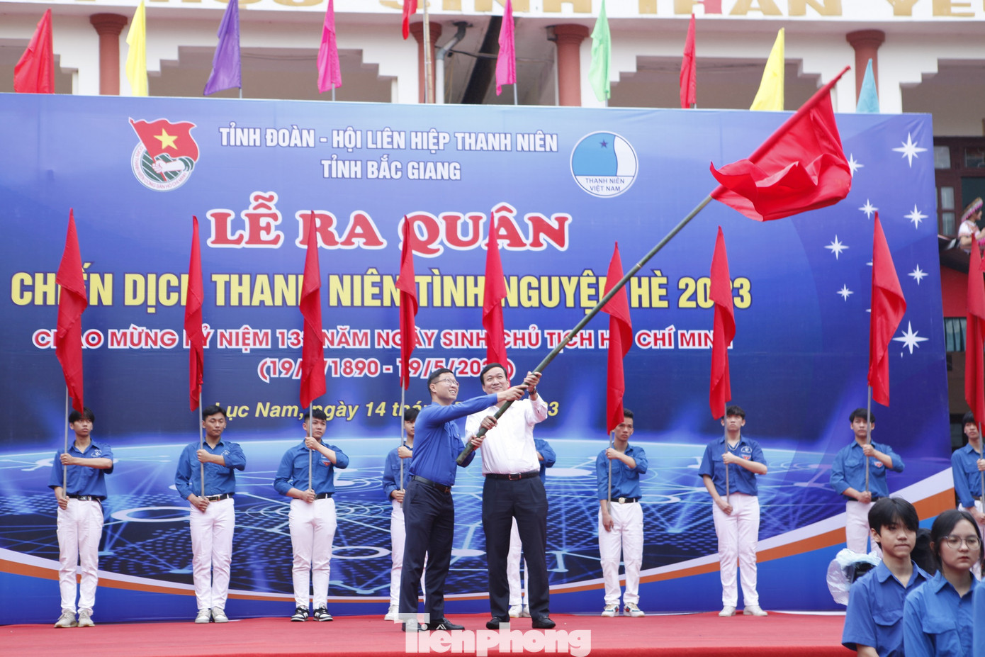 Phó Chủ tịch UBND tỉnh Bắc Giang Lê Ô Pích và Bí thư Tỉnh Đoàn Bắc Giang Thân Trung Kiên phát động Lễ ra quân Chiến dịch Thanh niên tình nguyện Hè. Ảnh: Nguyễn Thắng.