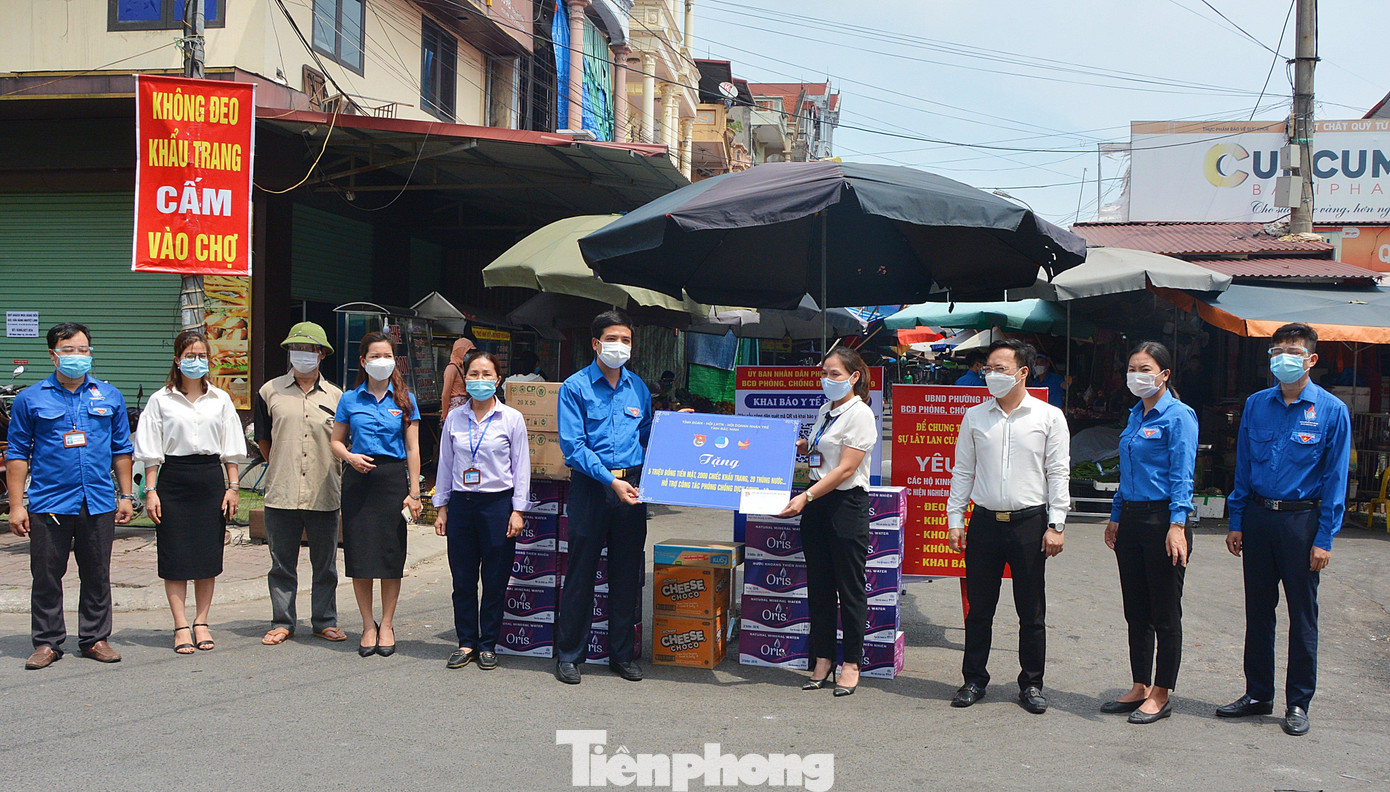 Tỉnh Đoàn Bắc Ninh trao tặng nhu yếu phẩm hỗ trợ thành phố Bắc Ninh chống dịch