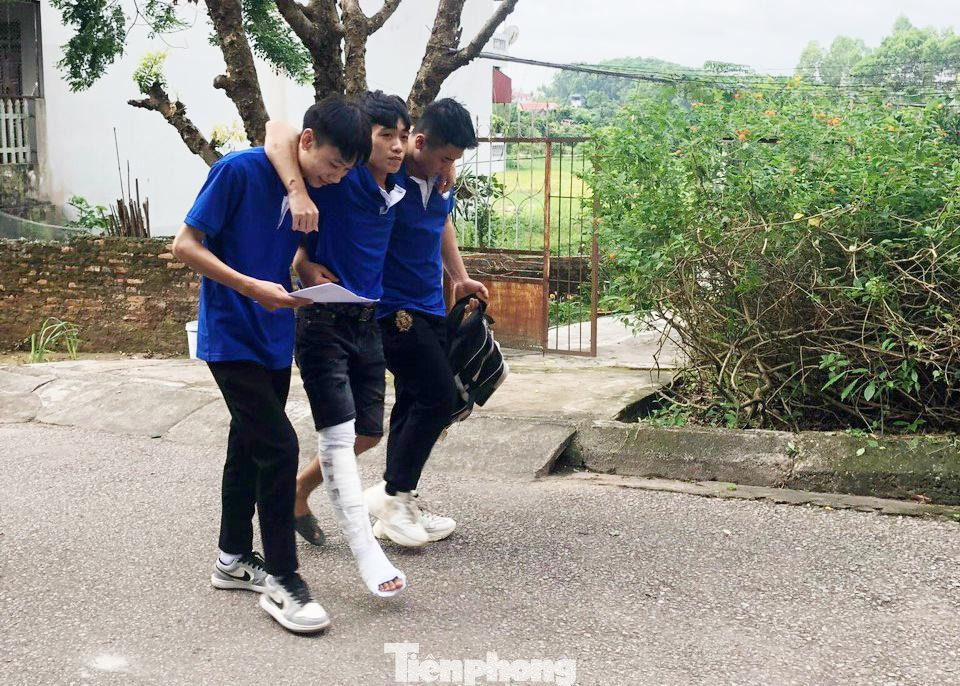 Tình nguyện viên dìu thí sinh Hùng đến phòng thi