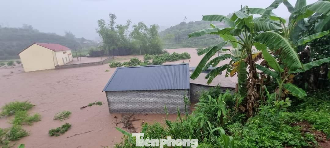 Mưa lũ bất thường khiến hàng chục hộ dân ở huyện Lục Ngạn phải di dời khỏi nơi cư trú.