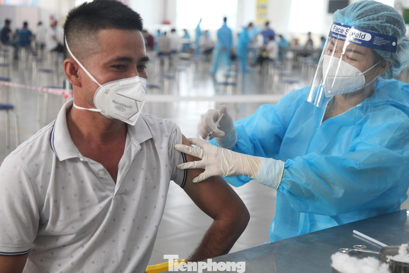 Cơ quan chức năng tỉnh Bắc Giang tiêm vắc xin cho người dân