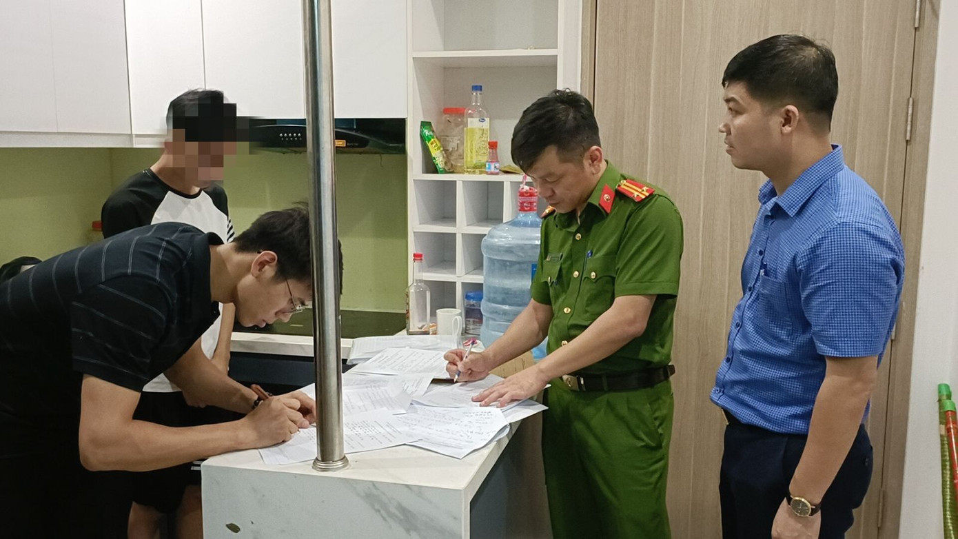 Lực lương công an khám xét nơi ở các đối tượng. Lực lương công an khám xét nơi ở các đối tượng.