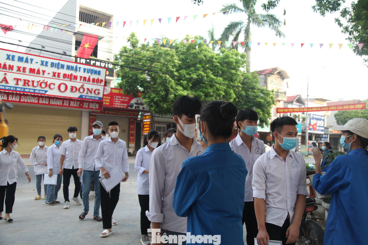 Đo thân nhiệt cho thí sinh trước khi vào điểm thi ở tỉnh Bắc Giang Đo thân nhiệt cho thí sinh trước khi vào điểm thi ở tỉnh Bắc Giang