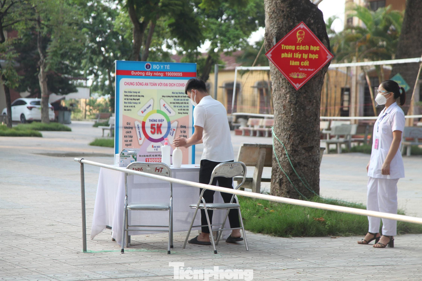 Thí sinh tỉnh Bắc Giang rửa tay sát khuẩn trước khi vào phòng thi Thí sinh tỉnh Bắc Giang rửa tay sát khuẩn trước khi vào phòng thi