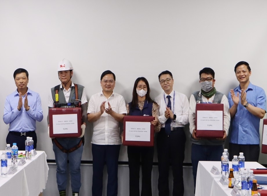 Lãnh đạo tỉnh Bắc Ninh tặng quà công nhân xây dựng nhà máy Amkor Technology Việt Nam.