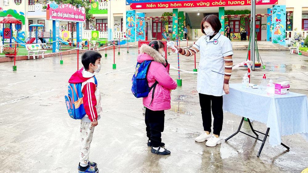 Học sinh Bắc Giang được kiểm tra thân nhiệt khi đến trường