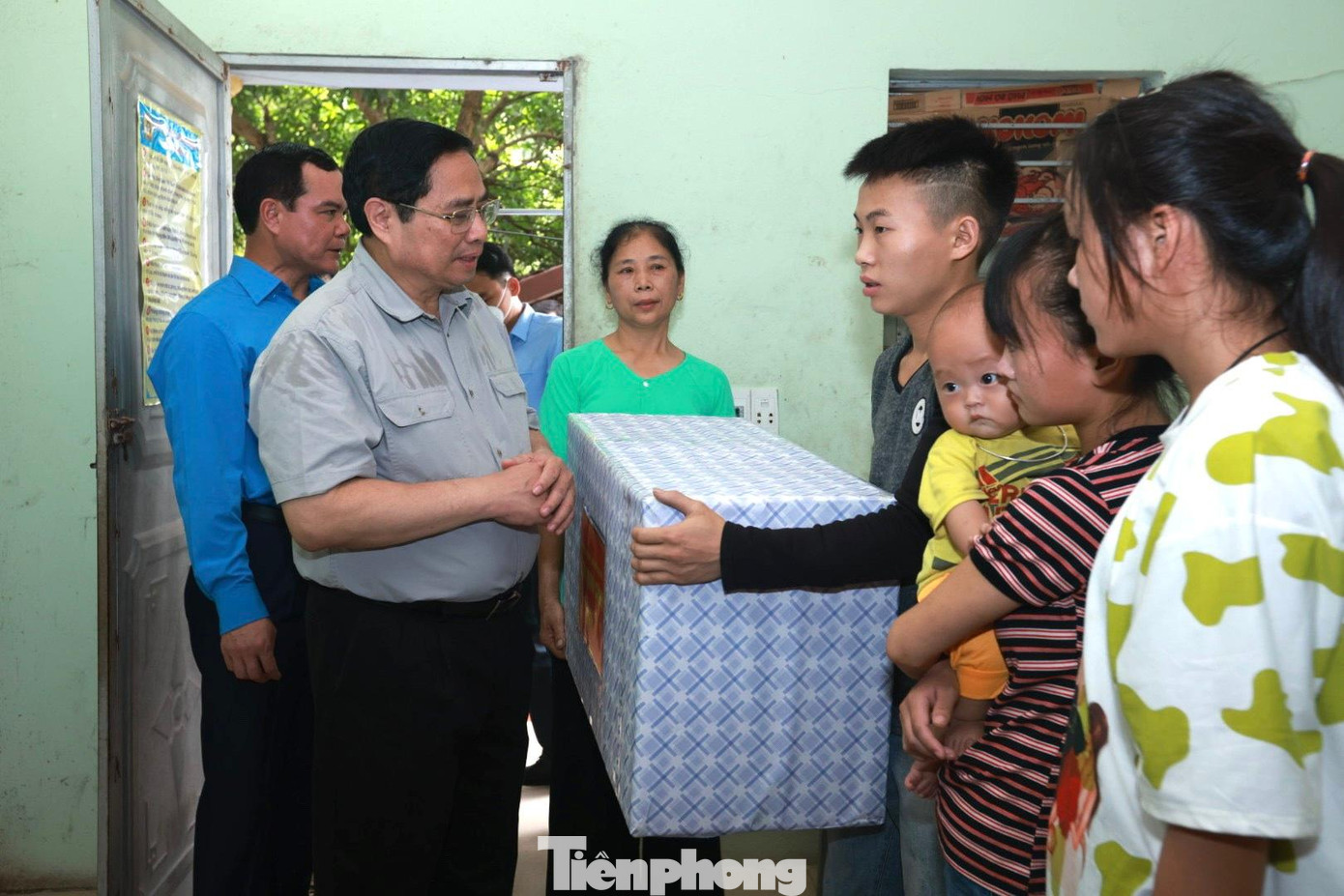 Thủ tướng tặng quà gia đình công nhân ở thôn An Thịnh. Thủ tướng tặng quà gia đình công nhân ở thôn An Thịnh.