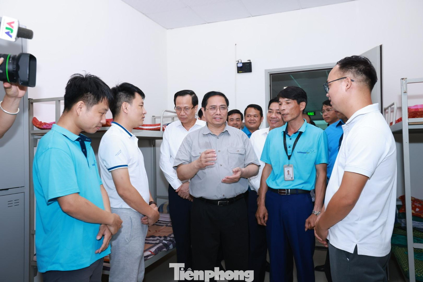 Thủ tướng hỏi thăm đời sống của công nhân tại Khu công nghiệp Vân Trung (Bắc Giang) Thủ tướng hỏi thăm đời sống của công nhân tại Khu công nghiệp Vân Trung (Bắc Giang)