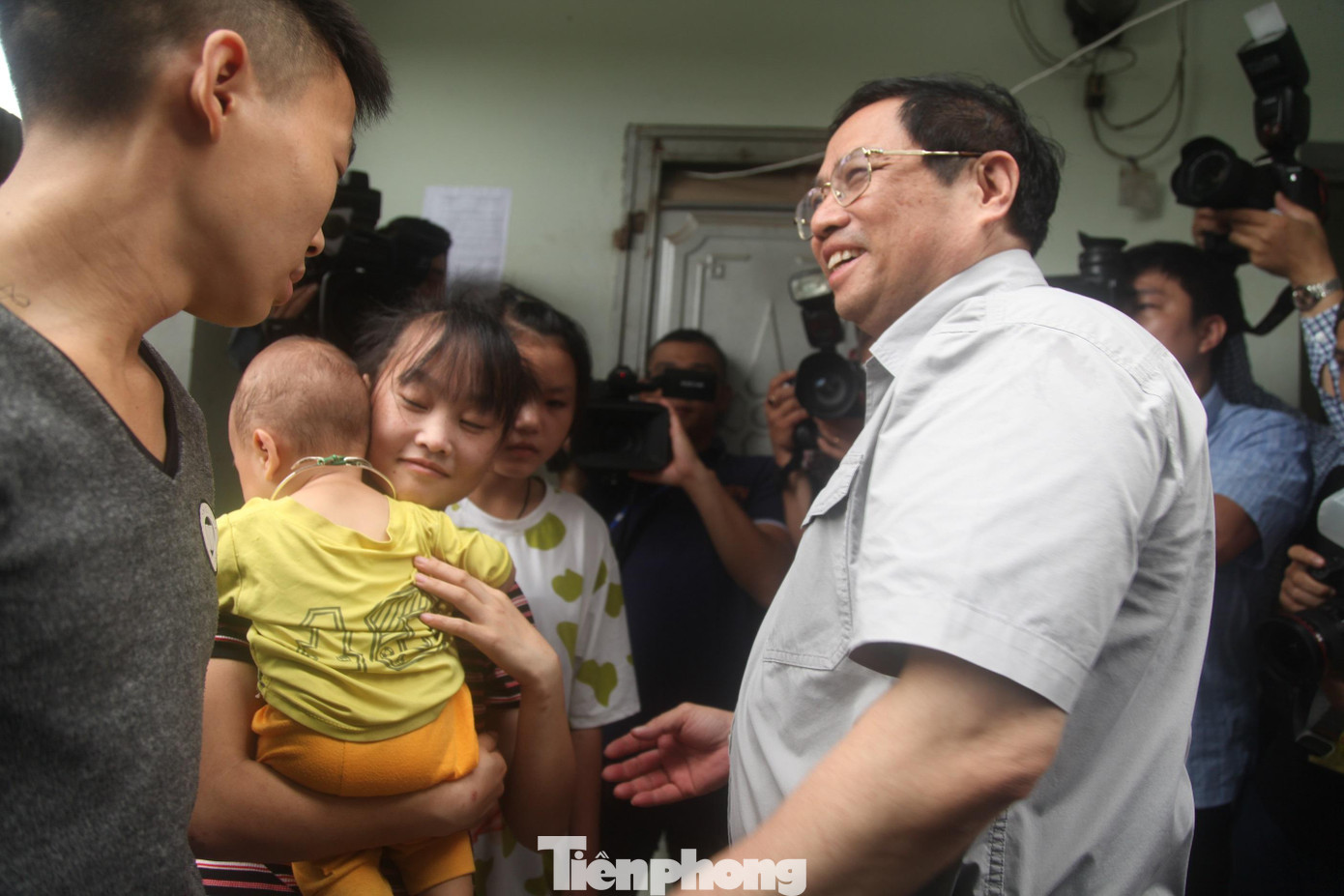 Thủ tướng hỏi thăm một gia đình công nhân có con nhỏ. Thủ tướng hỏi thăm một gia đình công nhân có con nhỏ.