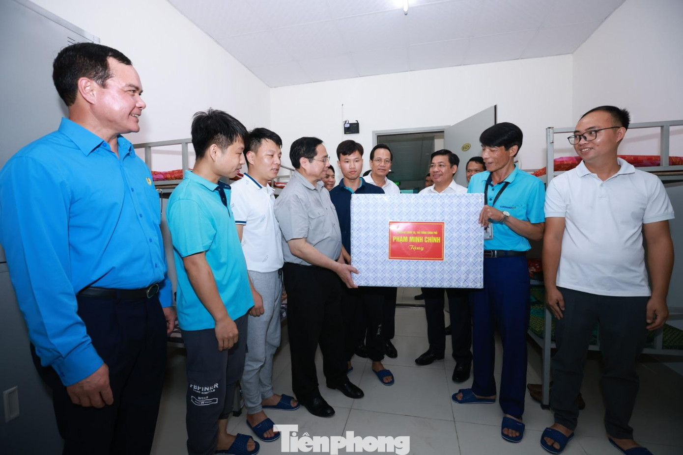 Thủ tướng tặng quà cho công nhân Khu công nghiệp Vân Trung. Thủ tướng tặng quà cho công nhân Khu công nghiệp Vân Trung.