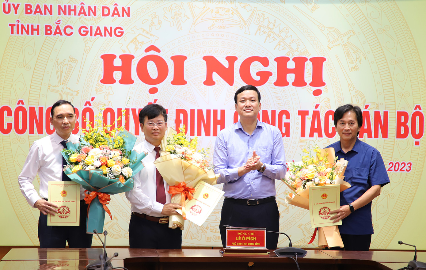 Phó Chủ tịch UBND tỉnh Bắc Giang Lê Ô Pích trao quyết định và tặng hoa cho lãnh đạo các sở được bổ nhiệm lại,kéo dài thời gian giữ chức vụ. Phó Chủ tịch UBND tỉnh Bắc Giang Lê Ô Pích trao quyết định và tặng hoa cho lãnh đạo các sở được bổ nhiệm lại,kéo dài thời gian giữ chức vụ.