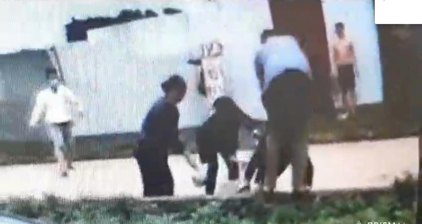 Nhiều người ngăn cản xây dựng trong Khu đô thị Đình Trám - Sen Hồ. Ảnh cắt từ clip Nhiều người ngăn cản xây dựng trong Khu đô thị Đình Trám - Sen Hồ. Ảnh cắt từ clip