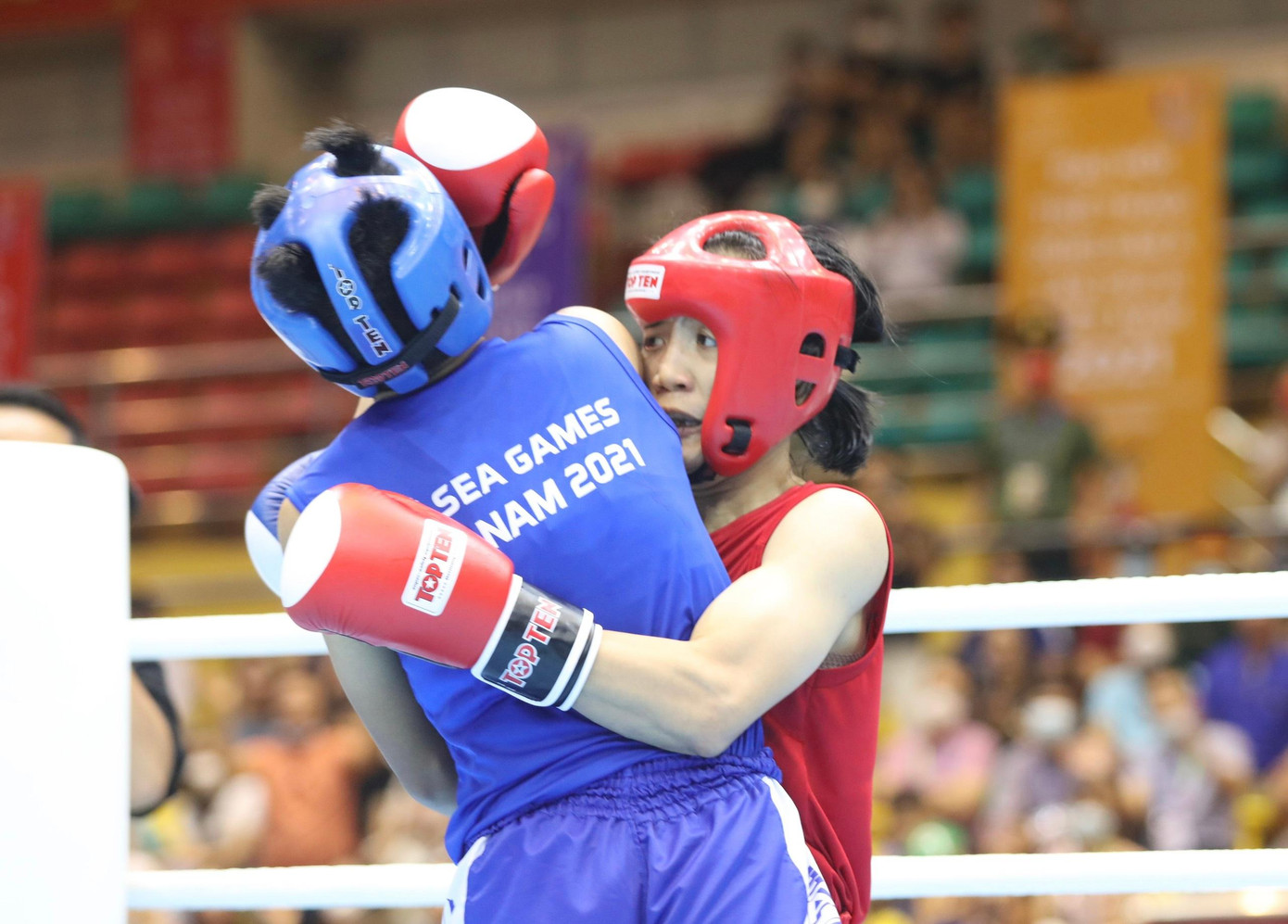 Nguyễn Thị Hằng Nga (áo đỏ) thi đấu trận chung kết